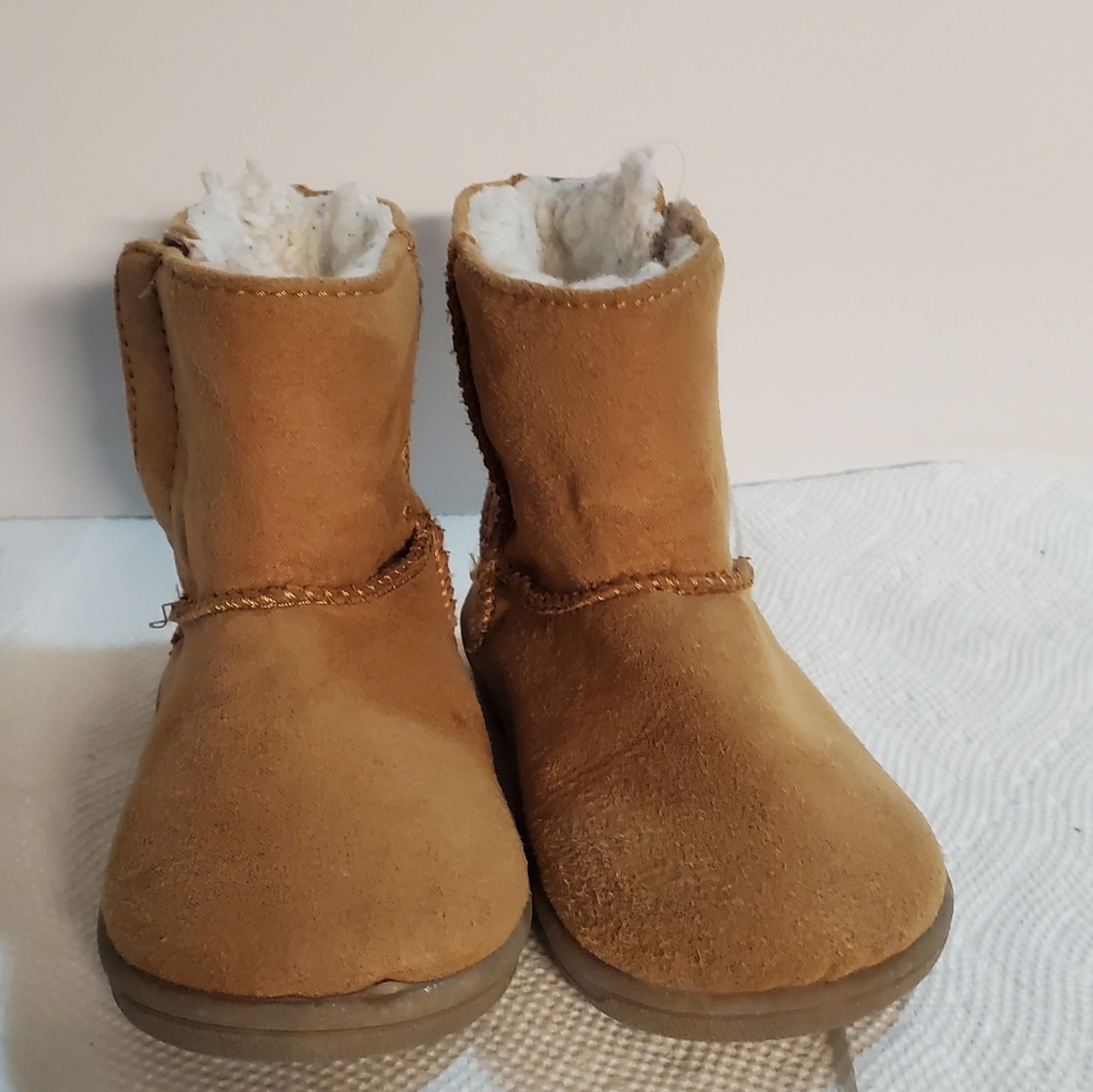 Toddlers Wonder Nation winter boots size 4.